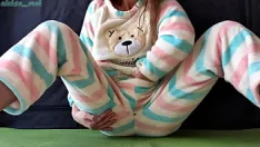 Abspielen Neues geiles mädchen im pyjama neckt feuchte muschi und spritzt auf xvideos