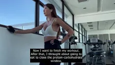Putar Seorang pria diam-diam merekam gadis di gym dalam video, mendatanginya dan menawarkan seks oral di toilet