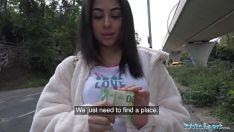 Putar Agen publik - remaja berambut cokelat cantik inggris menyebalkan dan meniduri ayam besar di luar setelah hampir ditabrak oleh taksi palsu yang melarikan diri