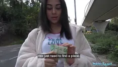 Riproduci Agente pubblico - una bella adolescente bruna inglese succhia e scopa un grosso cazzo fuori dopo essere stata quasi investita da un finto taxi in fuga