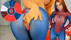 Jouer Mary jane de spider man cosplay feat la roue du jeu sexuel pipe gros seins rebondissant et plug anal essayez de ne pas jouir