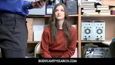 Reproduzir Bodycavitysearch - jovem ladrão kenzi ryans fodido e chupando pau da polícia