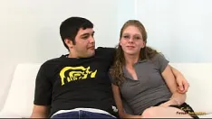 Afspelen Nerdy vrouw met tatoeages wordt gepenetreerd door een grote zwarte lul terwijl haar man toekijkt