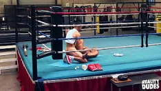 تشغيل (درافين نافارو) يمارس مهارته في الملاكمة بينما (أليكس ريم) يتخيل جسده الرجولي - رجال الواقع