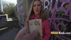 Играть Сначала она не показалась дружелюбной, потом я вытащил наличные.