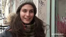 Abspielen Ersties: sexy italienisches babe spielt mit ihrer rasierten muschi
