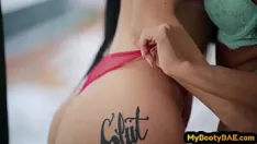 Abspielen Bigbooty tätowierte und vollbusige babes werden zu dritt in die muschi gefickt