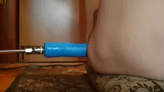 播放 娘娘腔变装者的激烈机器性交