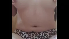 播放 娇小的拉丁少女在镜头前裸体自慰