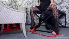 Abspielen Bete meine in Strumpfhosen gekleideten Füße in High Heels an, Sklave! - Fuß-Femdom-Session
