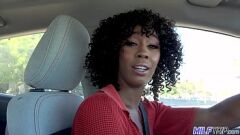 Redare Ebony MILF Misty Stone ia o esperma fierbinte în întâlnirea interracială hardcore