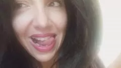 Riproduci La matrigna sorprende il figliastro a masturbarsi con la biancheria sporca - Confessione tabù