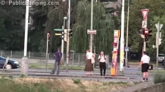 Odtwórz Publiczna orgia gangbangowa dla nastolatków: uwolnij cipki na ulicach