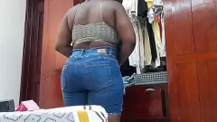 Reproduzir Empregada voluptuosa tira a roupa para você