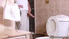 Abspielen Schüchterner blonder hochdeutscher Jugendlicher Nummer 1 Uhr larrupsgeschenk mit dem Verbrechersyndikat