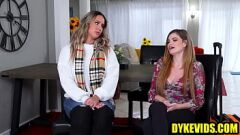 播放 继阿姨和侄女Laya rae在激烈的女同性恋划船中