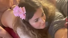 Jouer La femme amateur blonde baise un autre homme dans un trio torride