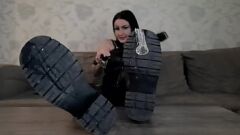 Oynat Dominatrix prezervatif dolu bot temizliği talep ediyor