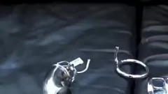 Reproducir Fierce Femdom Bondage: Tiempo de juego de jaula de polla apretada con juguetes