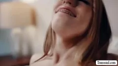Играть Записки T-Girl делится большим членом мачехи в сети