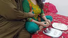Afspelen Desi Stepmom Sobia Nasir krijgt hardcore neuken nadat hij helpt met groenten