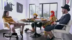 Reproduzir O jantar de família louco se transforma em orgia fumegante: adolescente, milf e mamas grandes em abundância