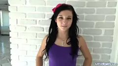 Jouer Petite brune teen Bailey's Solo Tease and Pussy doigtering