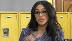 播放 伊娃·马克西姆（Eva Maxim）：拉丁人妖老师给铁杆肛门鞍他妈的