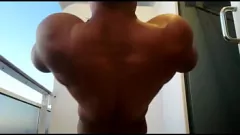 Afspelen Sensuele sloopwerker nodigt uit voor een sexy douchemoment