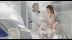 Jouer Une adolescente brune prend une bite hardcore en levrette