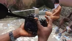 Jouer Dans les coulisses pendant que je me baise, les gens regardent en même temps - une orgie sauvage avec des éjaculations, des pipes et de grosses bites noires