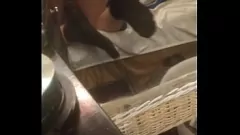 Играть Горячая рыжеволосая малышка Салли с большими сиськами и бритой киской делает толстому хуем глубокий минет и массирует орехи