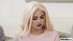 चलाएँ आरिया बैंक्स और एंजेल यंग्स एक भाप से भरी सौतेली माँ और सौतेली बेटी के समलैंगिक दृश्य में मुंडा बिल्ली चाट और फेस सिटींग के साथ