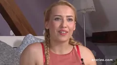 চালান ইসাবেলার অন্তরঙ্গ সমকামী মুহূর্ত: বেডরুমে ডিল্ডো আনন্দ এবং বড় প্রাকৃতিক মাই