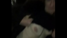 Reproduzir Lorie suave na cama e dedilhando