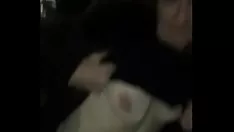 Reproduzir Lorie suave na cama e dedilhando