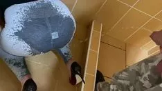 Oynat Adam kıçıma işemekle ilgili leggins sızıntı