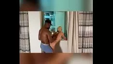 Putar Kami memberikan populasi di lubang kancing hotel sebagai pengantar