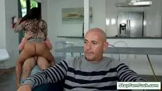 Играть Мужик трахает свою латинскую бегунку с большими сиськами