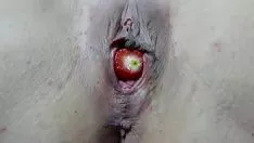 Jouer Kitty-cat d'intérieur à la fraise