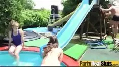 Abspielen Heiße Missys der politischen Partei (Holy Manina & Bunny Rabbit) werden in einer Aggroup-Sex-Videoband-Videoaufnahme 09 heftig gesprengt