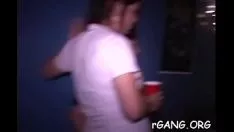 播放 男人注视着部落的乐趣